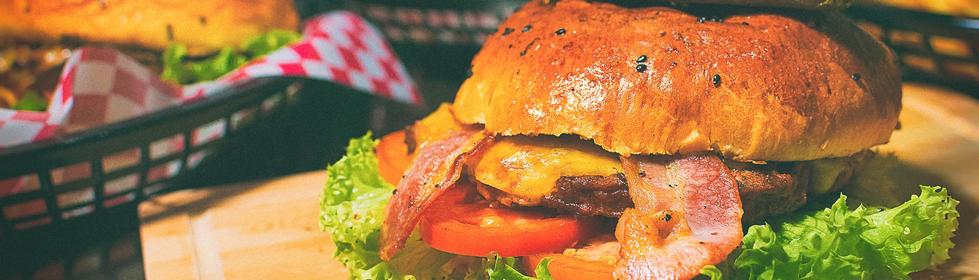 Saftiger Hamburger in einem Restaurant mit Bacoun, Fleisch, Tomaten und Salat beleg